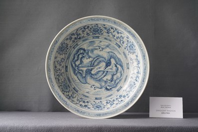 Un plat en gr&egrave;s porcelaineux d'Annam ou Vietnam &agrave; d&eacute;cor de deux oiseaux en bleu et blanc, 15&egrave;me