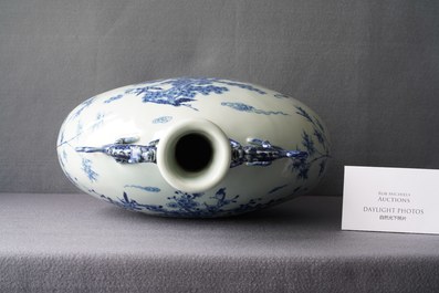 Een grote Chinese blauw-witte 'moonflask' vaas met herten, Qianlong merk en periode