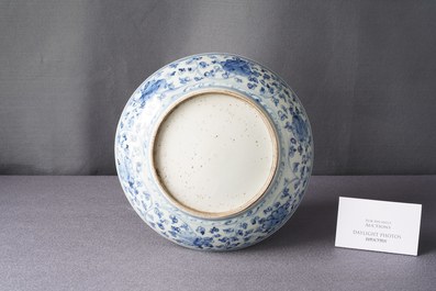 Un plat en porcelaine de Chine en bleu et blanc &agrave; d&eacute;cor d'un rocher, Ming