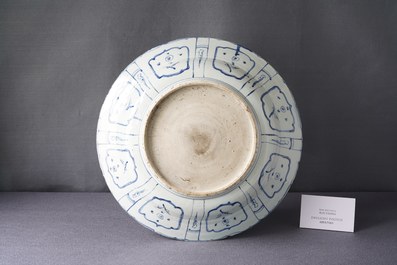 A large Chinese blue and white kraak porcelain dish with a jardini&egrave;re, Wanli