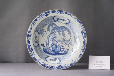 Een Chinese blauw-witte 'Drie vrienden van de winter' schotel, Yongzheng/Qianlong