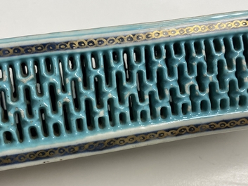 A Chinese famille rose 'erotical subject' cricket box, 1st half 19th C.