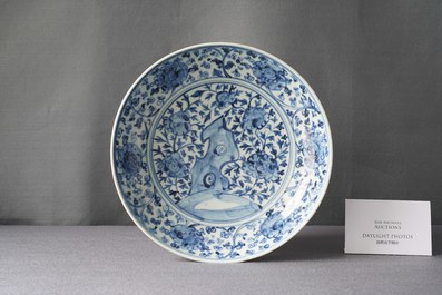 Un plat en porcelaine de Chine en bleu et blanc &agrave; d&eacute;cor d'un rocher, Ming