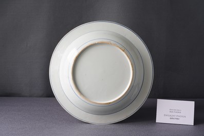 Een Chinese blauw-witte 'Drie vrienden van de winter' schotel, Yongzheng/Qianlong