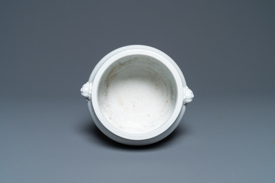 Un br&ucirc;le-parfum en porcelaine blanc de Chine de Dehua, Yongzheng