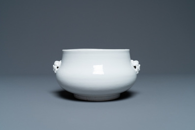 Un br&ucirc;le-parfum en porcelaine blanc de Chine de Dehua, Yongzheng