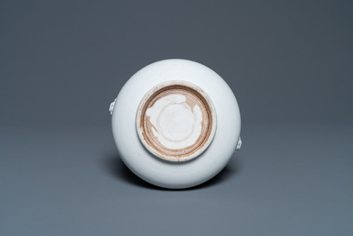 Un br&ucirc;le-parfum en porcelaine blanc de Chine de Dehua, Yongzheng