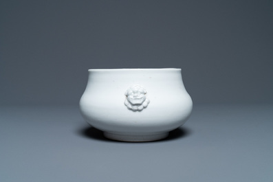 Un br&ucirc;le-parfum en porcelaine blanc de Chine de Dehua, Yongzheng