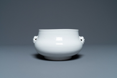 Un br&ucirc;le-parfum en porcelaine blanc de Chine de Dehua, Yongzheng