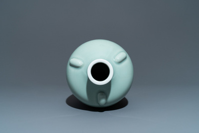 Un vase en porcelaine de Chine c&eacute;ladon monochrome, marque de Qianlong, 19/20&egrave;me