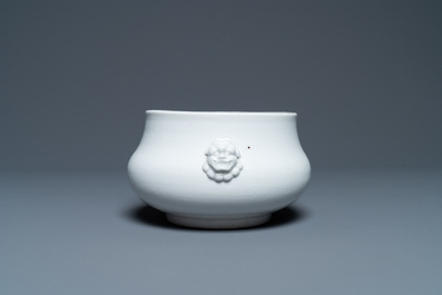 Un br&ucirc;le-parfum en porcelaine blanc de Chine de Dehua, Yongzheng