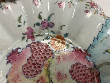 Een gelobde Chinese famille rose onderschotel met granaatappels op tabaksbladeren, Qianlong