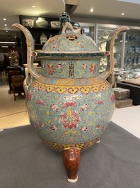 Een Chinese driepotige famille rose wierookbrander met deksel, 19e eeuw