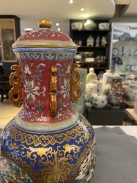 Een vierdelige Chinese opengewerkte en draaiende famille rose vaas, Qianlong merk, Republiek