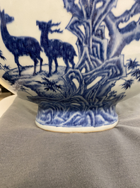 Een grote Chinese blauw-witte 'moonflask' vaas met herten, Qianlong merk en periode