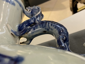 Een grote Chinese blauw-witte 'moonflask' vaas met herten, Qianlong merk en periode