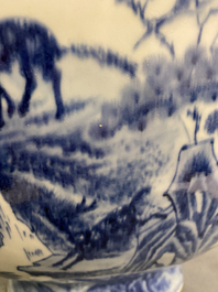 Een grote Chinese blauw-witte 'moonflask' vaas met herten, Qianlong merk en periode