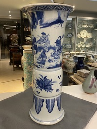 Een grote Chinese blauw-witte 'gu' vaas met onsterfelijken, Kangxi
