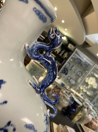 Een grote Chinese blauw-witte 'moonflask' vaas met herten, Qianlong merk en periode