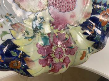 Een gelobde Chinese famille rose onderschotel met granaatappels op tabaksbladeren, Qianlong