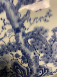 Een grote Chinese blauw-witte 'moonflask' vaas met herten, Qianlong merk en periode