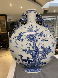 Een grote Chinese blauw-witte 'moonflask' vaas met herten, Qianlong merk en periode