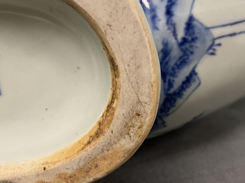 Een grote Chinese blauw-witte 'moonflask' vaas met herten, Qianlong merk en periode