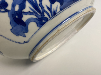 Een Chinese blauw-witte kom met figuren in een landschap, Kangxi