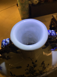 Een grote Chinese blauw-witte 'moonflask' vaas met herten, Qianlong merk en periode