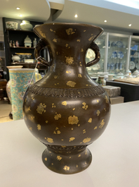 Un vase en bronze t&acirc;ch&eacute; d'or, marque de Qianlong, Qing