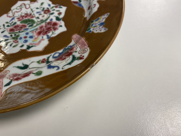 Een paar Chinese famille rose borden, Qianlong, en een blauw-wit bord, Kangxi merk en periode