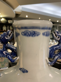 Een grote Chinese blauw-witte 'moonflask' vaas met herten, Qianlong merk en periode