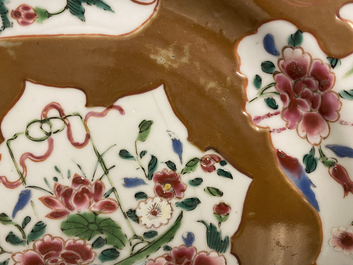 Een paar Chinese famille rose borden, Qianlong, en een blauw-wit bord, Kangxi merk en periode