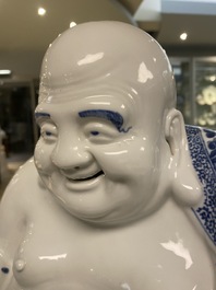Een grote Chinese blauw-witte figuur van Boeddha, Fujian Huiguang merk, Republiek