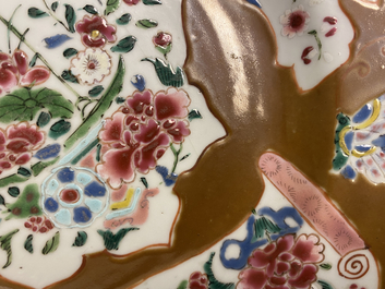 Een paar Chinese famille rose borden, Qianlong, en een blauw-wit bord, Kangxi merk en periode
