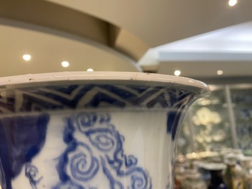 Een grote Chinese blauw-witte 'gu' vaas met onsterfelijken, Kangxi