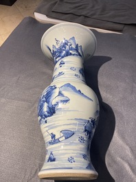 Un vase de forme 'yenyen' en porcelaine de Chine en bleu et blanc, Kangxi