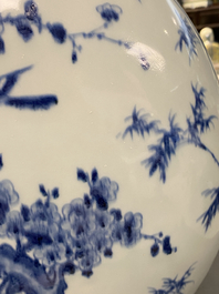 Een grote Chinese blauw-witte 'moonflask' vaas met herten, Qianlong merk en periode