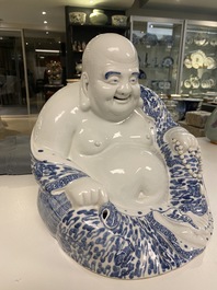 Een grote Chinese blauw-witte figuur van Boeddha, Fujian Huiguang merk, Republiek