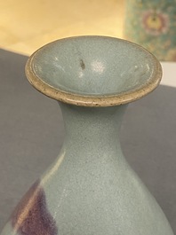 Un vase de forme 'yuhuchunping' &agrave; &eacute;mail junyao, probablement Yuan ou Song