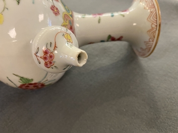 Een paar Chinese famille rose kendi met hanen, Qianlong