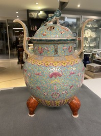 Een Chinese driepotige famille rose wierookbrander met deksel, 19e eeuw