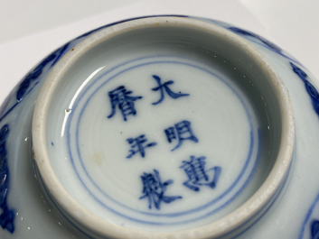 Een Chinese blauw-witte 'draken' kom met lan&ccedil;a-inscripties, Wanli merk en periode