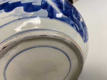 Een Chinese blauw-witte kom met figuren in een landschap, Kangxi