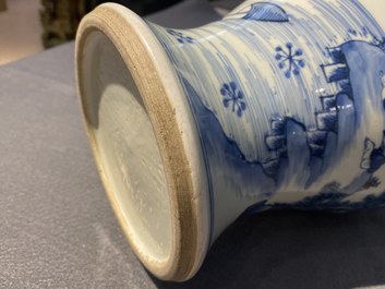 Un vase de forme 'yenyen' en porcelaine de Chine en bleu et blanc, Kangxi