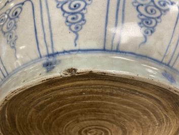 Un plat en gr&egrave;s porcelaineux d'Annam ou Vietnam &agrave; d&eacute;cor de deux oiseaux en bleu et blanc, 15&egrave;me