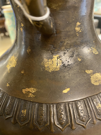 Un vase en bronze t&acirc;ch&eacute; d'or, marque de Qianlong, Qing