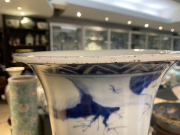 Een grote Chinese blauw-witte 'gu' vaas met onsterfelijken, Kangxi