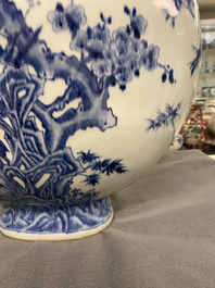 Een grote Chinese blauw-witte 'moonflask' vaas met herten, Qianlong merk en periode