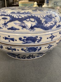 Een Chinese blauw-witte 'honderd jongens' dekseldoos, Wanli merk en periode